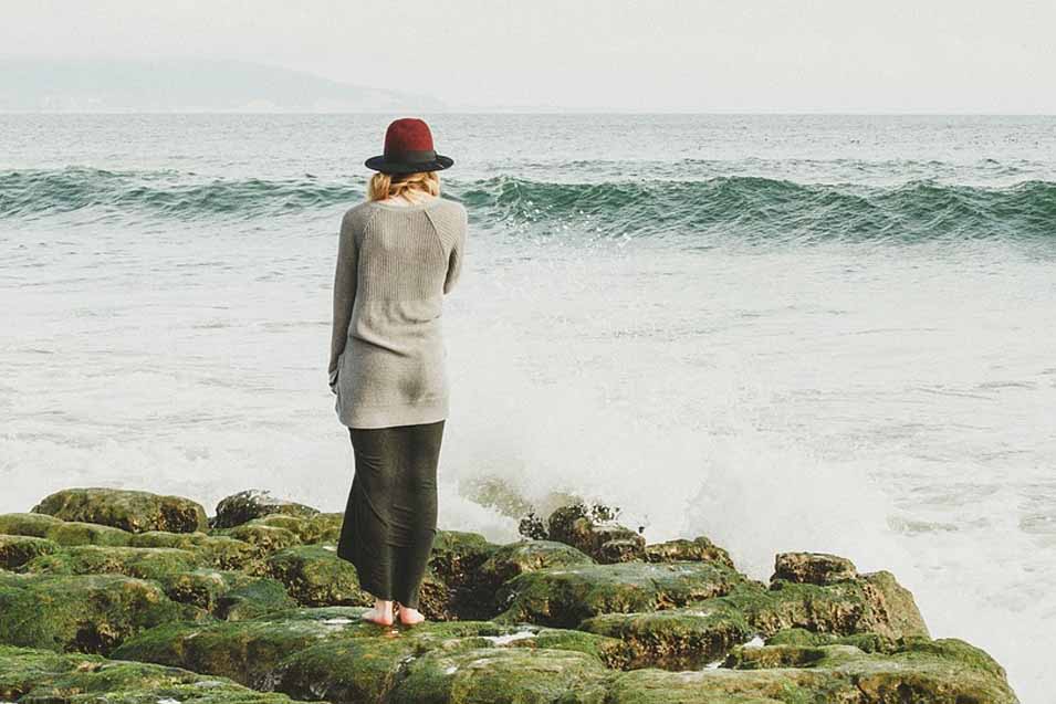 Picture of a woman by the ocean