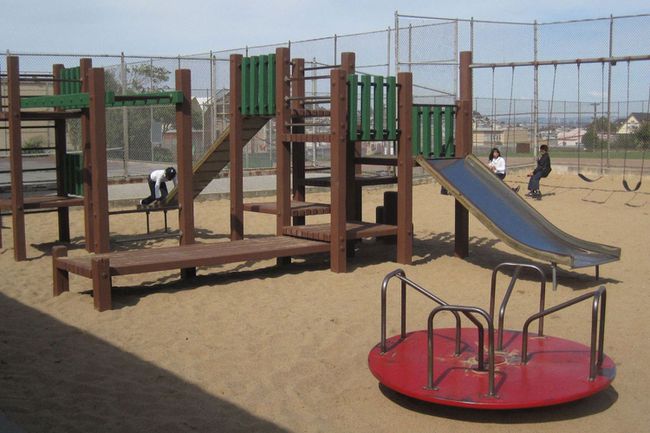 The Alice Chalmers Playground in San Francisco before Let's Play SF! revitalized the park.