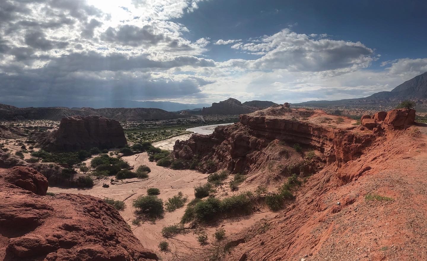 landscape photo of the Argentine desert near Cafayete - guide to solo camping