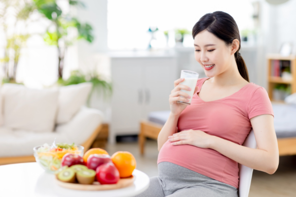 7 Safe and Effective Natural Pregnancy Acid Reflux Remedies | What is pregnancy acid reflux? What causes it, and what are the signs and symptoms? How can you prevent it, and what can you do to alleviate discomfort? We answer all of these questions - and more! Whether you experience reflux early in your pregnancy, at night, after you eat big meals, or you're in your third trimester and feel like heartburn has taken over your life, this post has tons of relief tips to help!