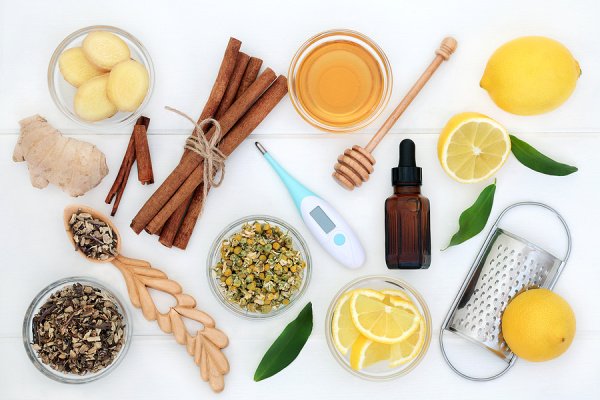 8 Natural Chest Congestion Remedies | If you're looking for a fast and effective natural decongestant to help relieve congestion in your lungs, this post has lots of ideas to help! Since these DIY home remedies are natural treatments, many of them are safe for kids and toddlers. Just be sure not to give honey to your baby, and always use a carrier oil when applying and diffusing essential oils. From turmeric milk, to peppermint tea, to homemade vapour rub, these remedies work quickly!