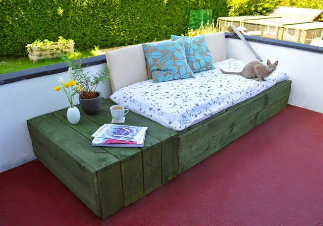 Pallet Project: Patio Day Bed