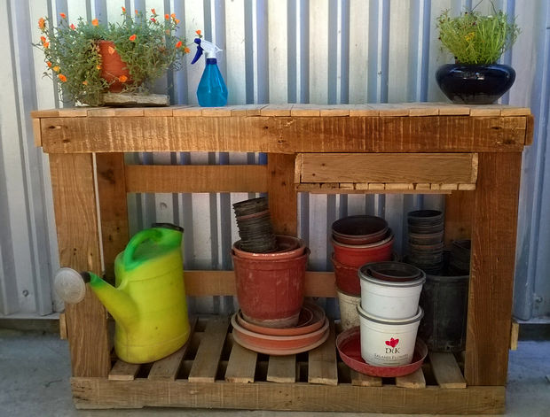 Make A Basic Gardening Table Out Of Old Pallets