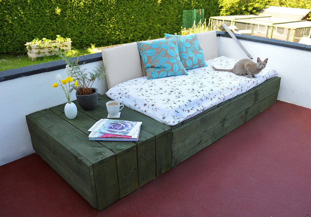 Pallet-Based Day Bed For Your Patio